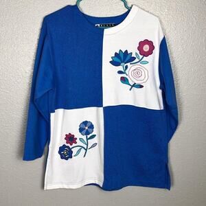 Vintage Blast Sz Petite Medium Blue White Flower Embroidered Sweater Blouse Top